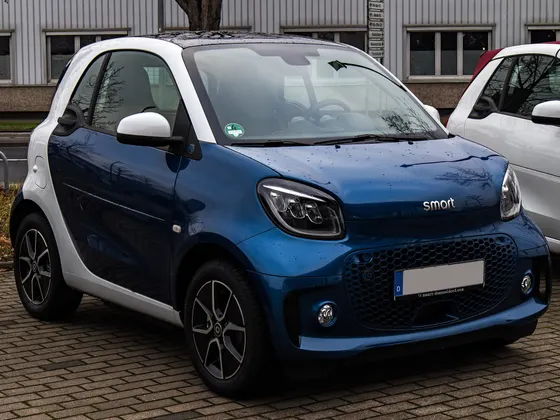 smart EQ fortwo (Facelift) in Blau mit weißer Tridion-Zelle, schräge Frontansicht