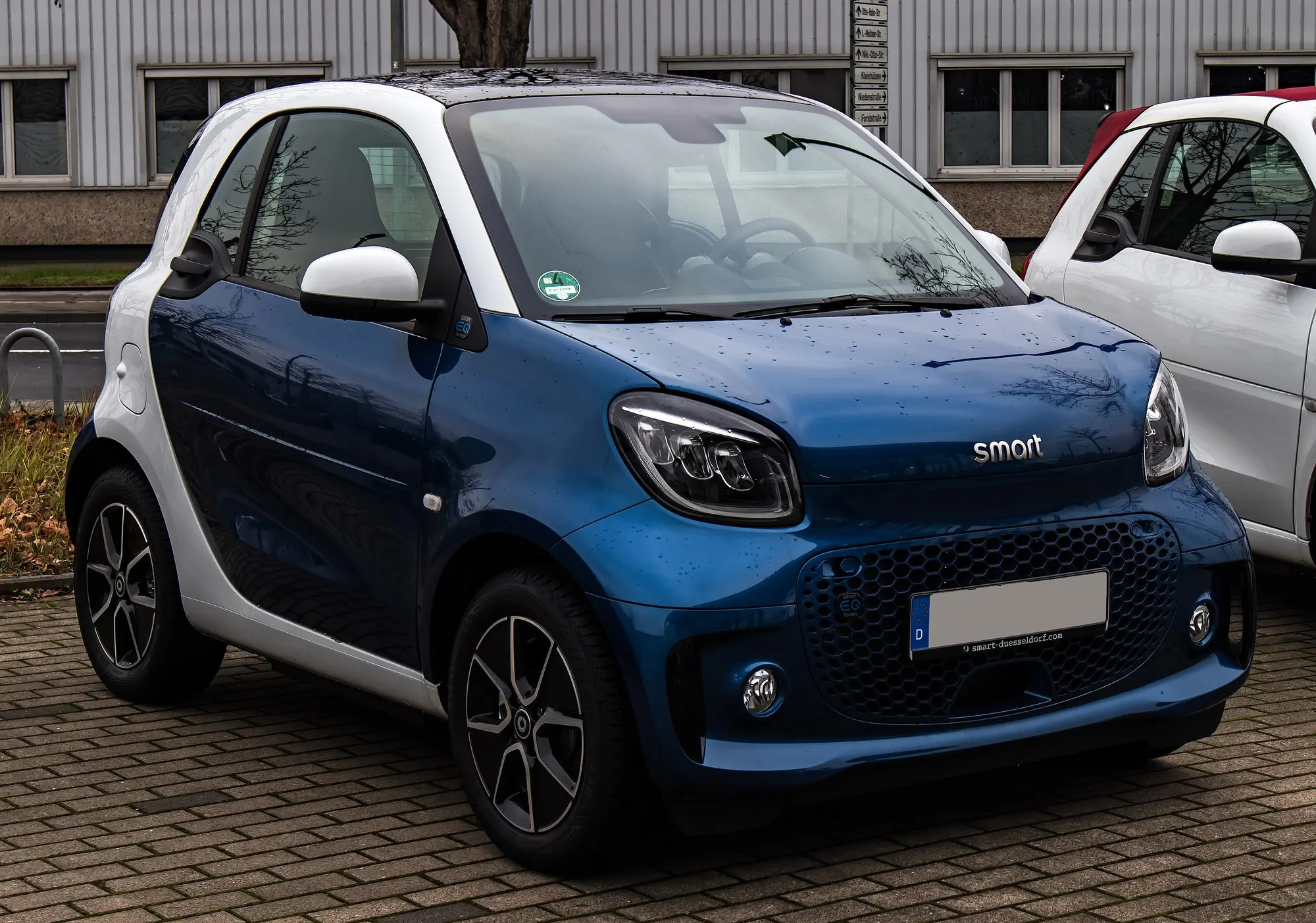 smart EQ fortwo (Facelift) in Blau mit weißer Tridion-Zelle, schräge Frontansicht