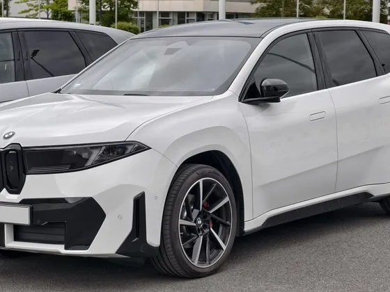 BMW iX3 der Neuen Klasse in Weiß, schräge Frontansicht