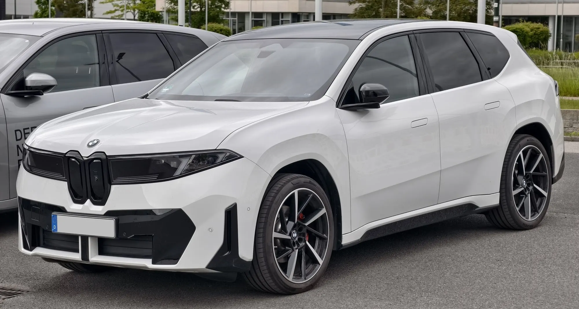 BMW iX3 der Neuen Klasse in Weiß, schräge Frontansicht