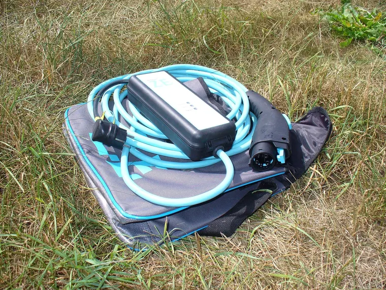Mode-2-Ladekabel mit Schuko-Stecker, Steuer- und Schutzbox und Typ-2-Stecker