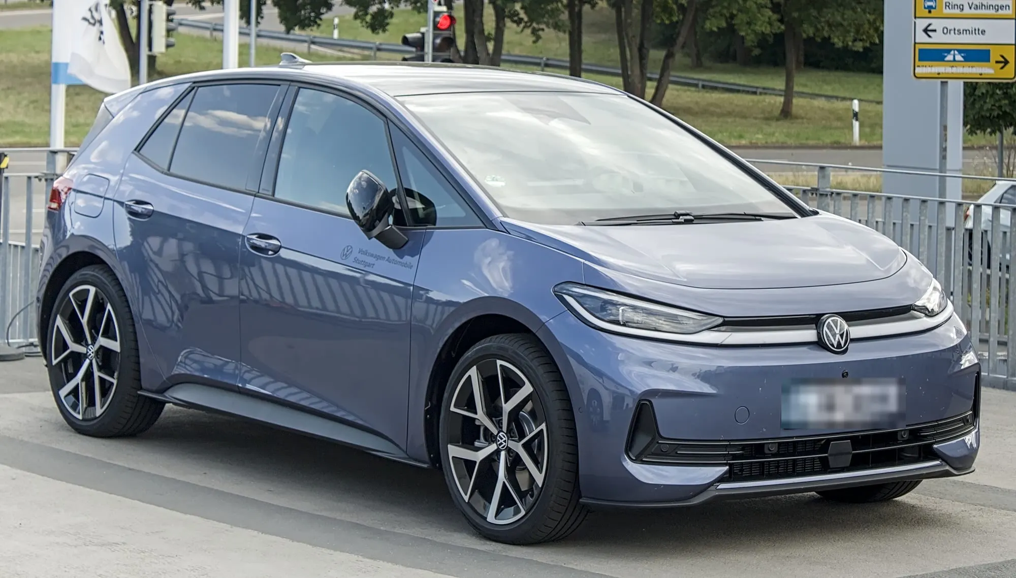 VW ID.3 Neo in Blaugrau, schräge Frontansicht
