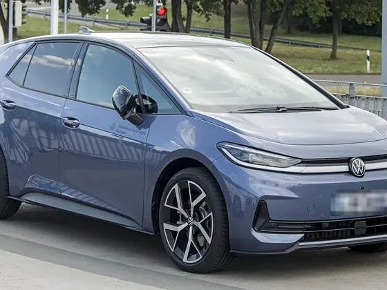 VW ID.3 Neo in Blaugrau, schräge Frontansicht