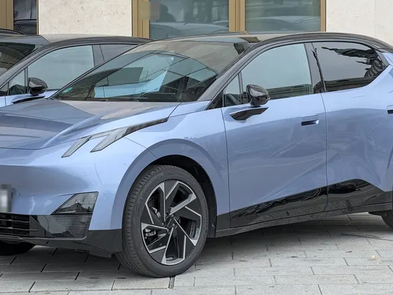 Lynk & Co 02 in Hellblau mit schwarzem Dach, schräge Frontansicht