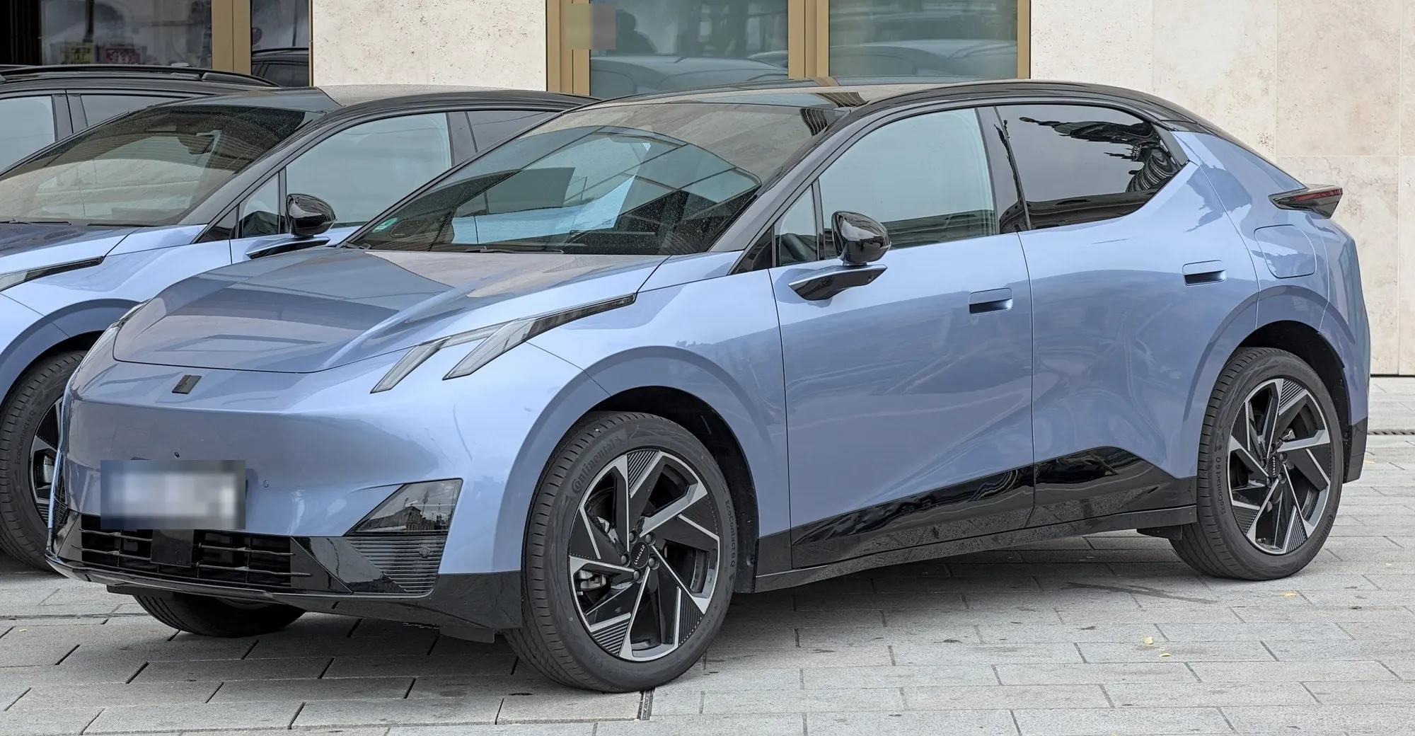 Lynk & Co 02 in Hellblau mit schwarzem Dach, schräge Frontansicht