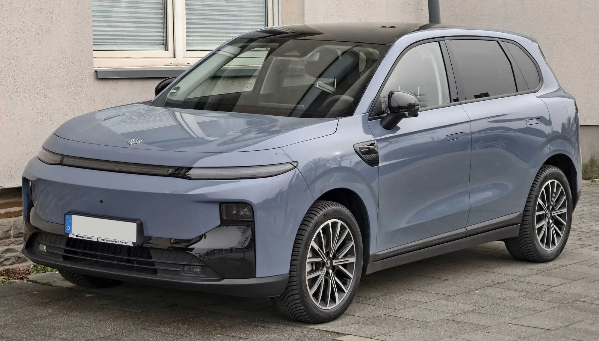 Leapmotor B10 in Blaugrau mit schwarzem Dach, schräge Frontansicht