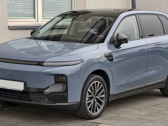 Leapmotor B10 in Blaugrau mit schwarzem Dach, schräge Frontansicht