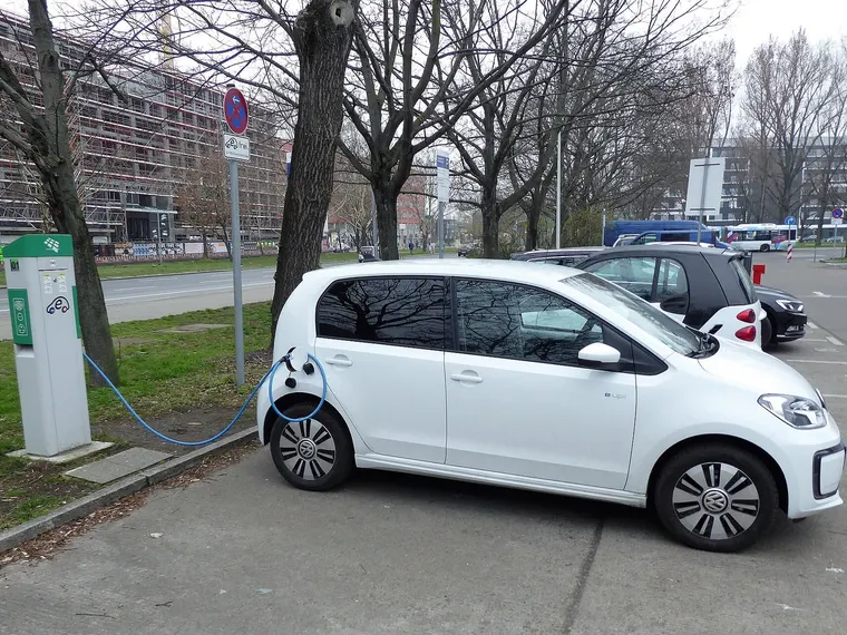 VW e-up! lädt mit Typ-2-Kabel an einer öffentlichen AC-Ladesäule