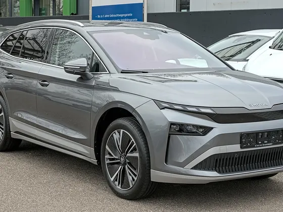 Škoda Enyaq (Modell 2025) in Grau, schräge Frontansicht