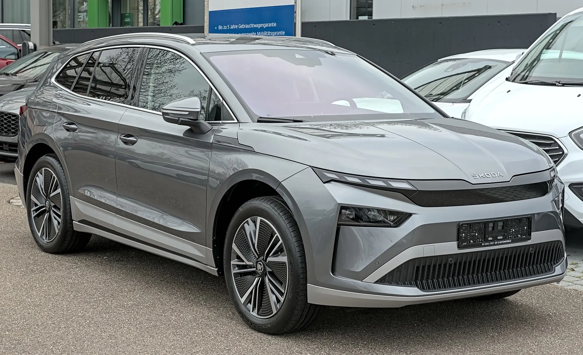 Škoda Enyaq (Modell 2025) in Grau, schräge Frontansicht