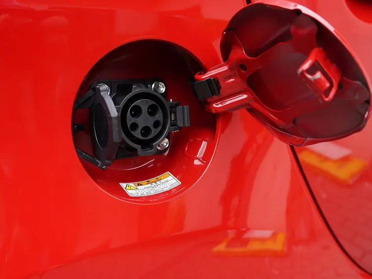 Typ-1-Ladedose (SAE J1772) unter der geöffneten Ladeklappe eines Elektrokleinwagens