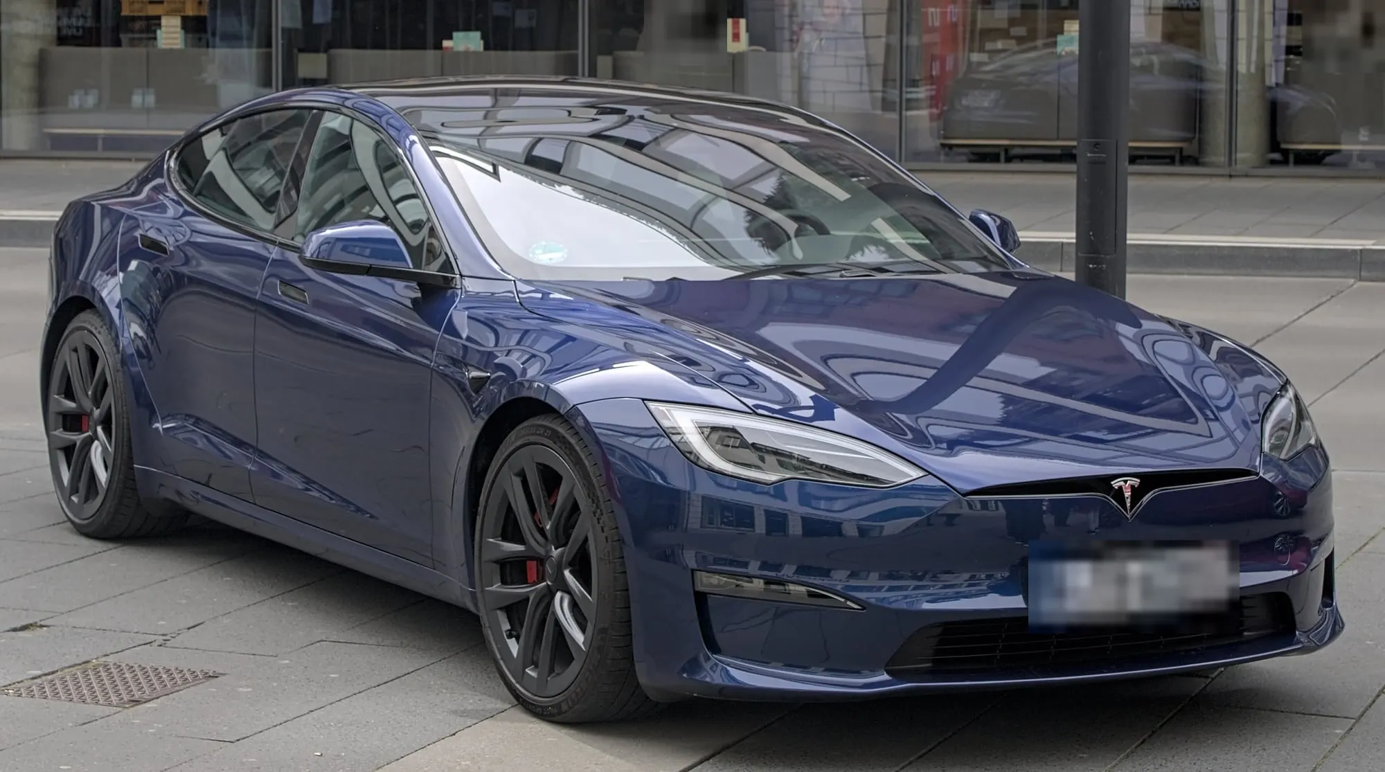 Tesla Model S Plaid in Dunkelblau, schräge Frontansicht
