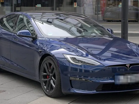 Tesla Model S Plaid in Dunkelblau, schräge Frontansicht