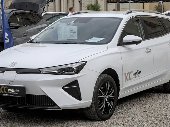 MG5 Electric in Weiß, schräge Frontansicht
