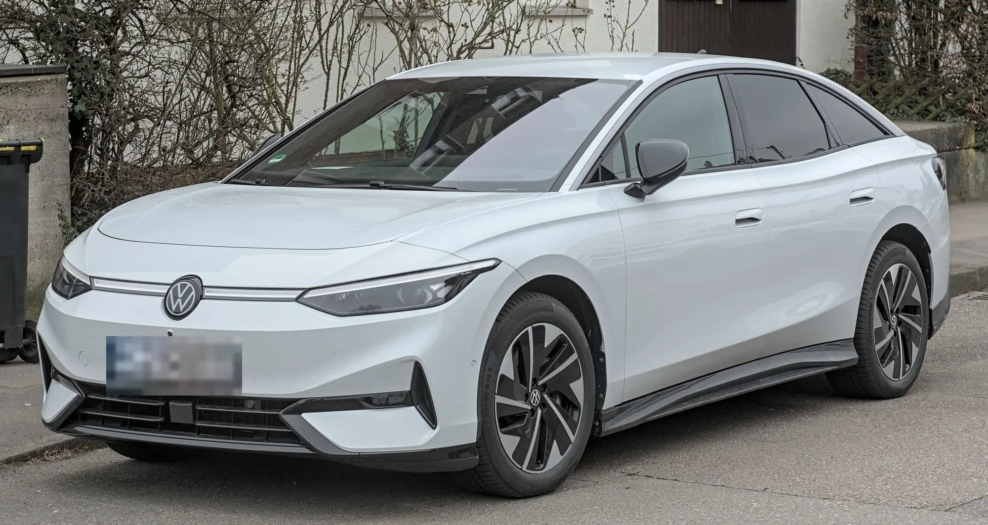 VW ID.7 in Weiß, schräge Frontansicht