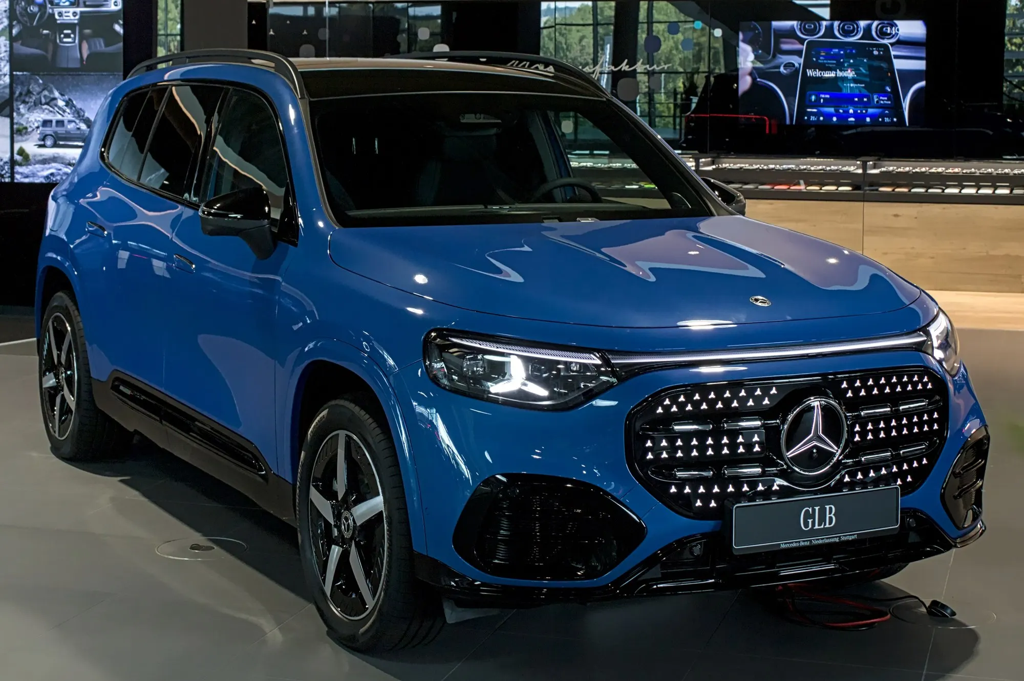 Mercedes-Benz GLB mit EQ Technologie (X 244) in Blau, schräge Frontansicht im Showroom