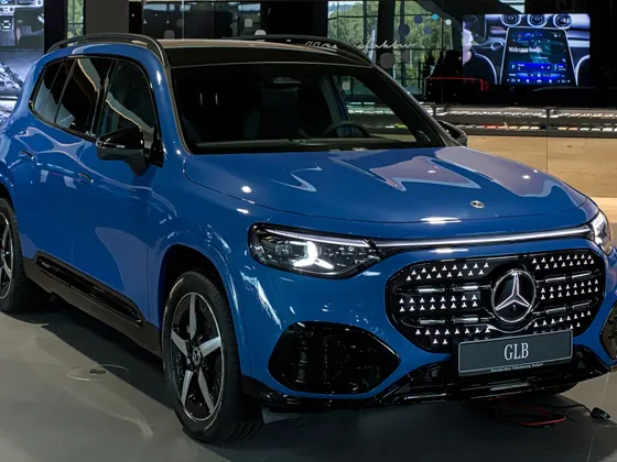 Mercedes-Benz GLB mit EQ Technologie (X 244) in Blau, schräge Frontansicht im Showroom