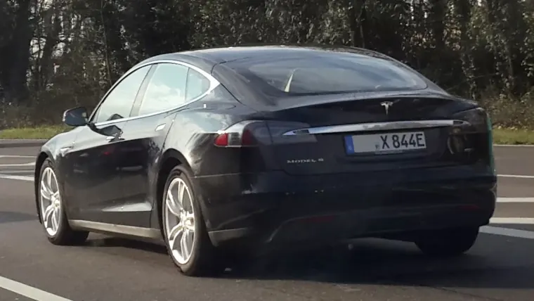 Heck eines Tesla Model S mit E-Kennzeichen, der Zulassungsbezirk ist unkenntlich gemacht