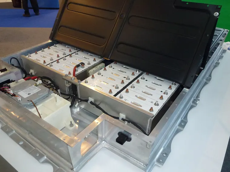 Geöffnetes Akkupaket des BMW i3 mit prismatischen NMC-Zellen, ausgestellt auf einer Messe