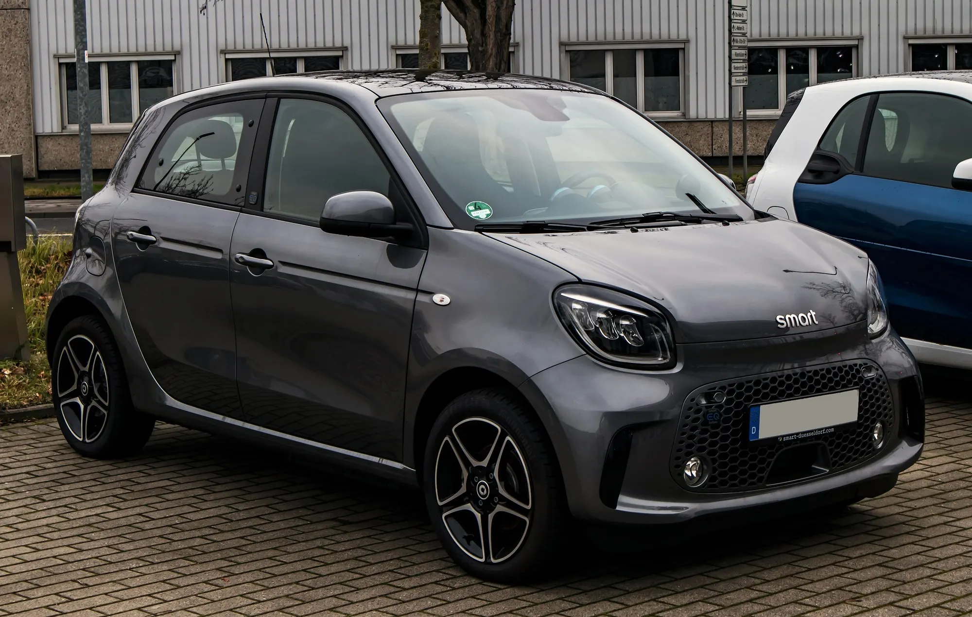 smart EQ forfour (Facelift) in Grau, schräge Frontansicht