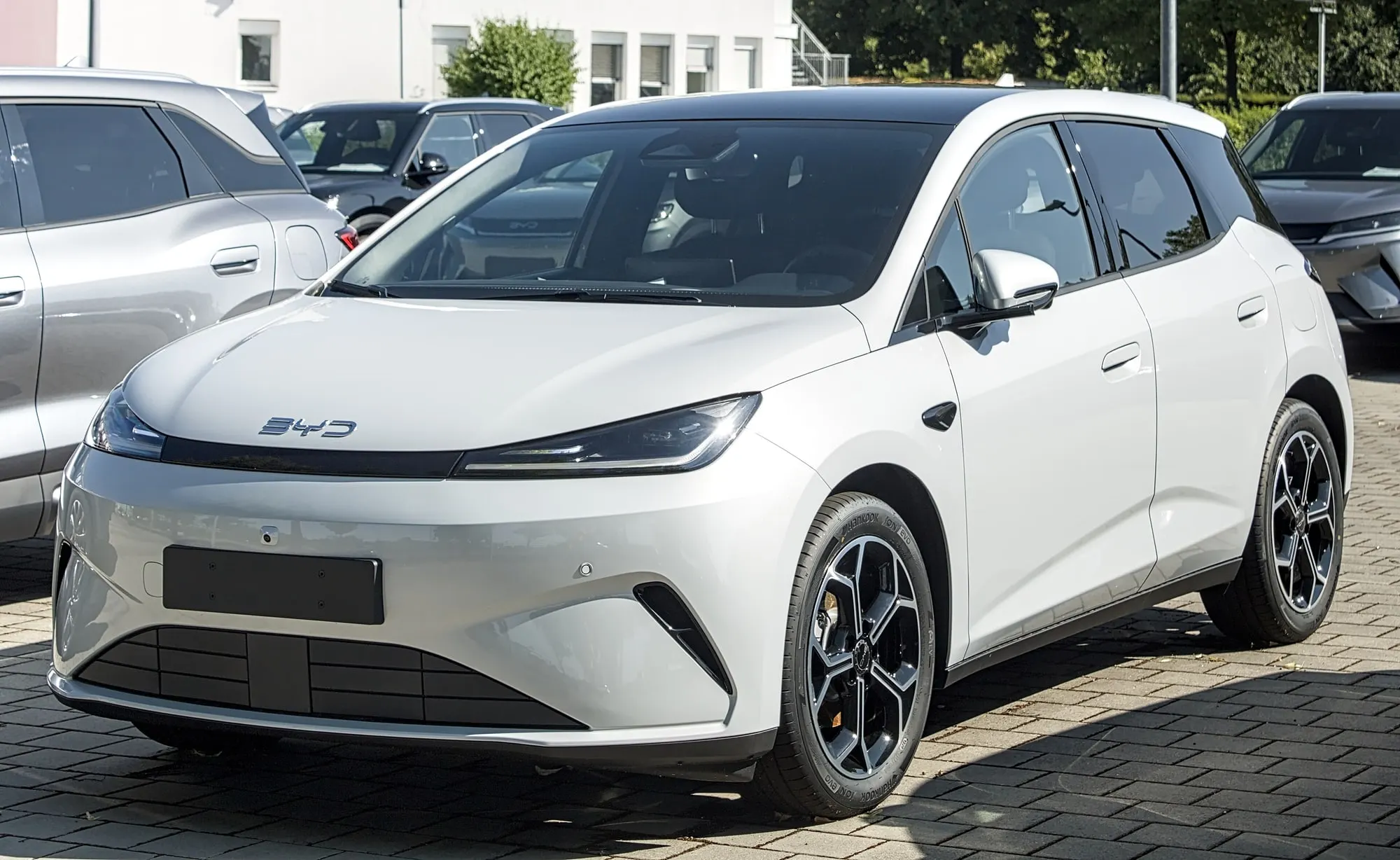 BYD Dolphin G DM-i in Weiß, schräge Frontansicht