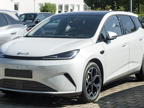 BYD Dolphin G DM-i in Weiß, schräge Frontansicht