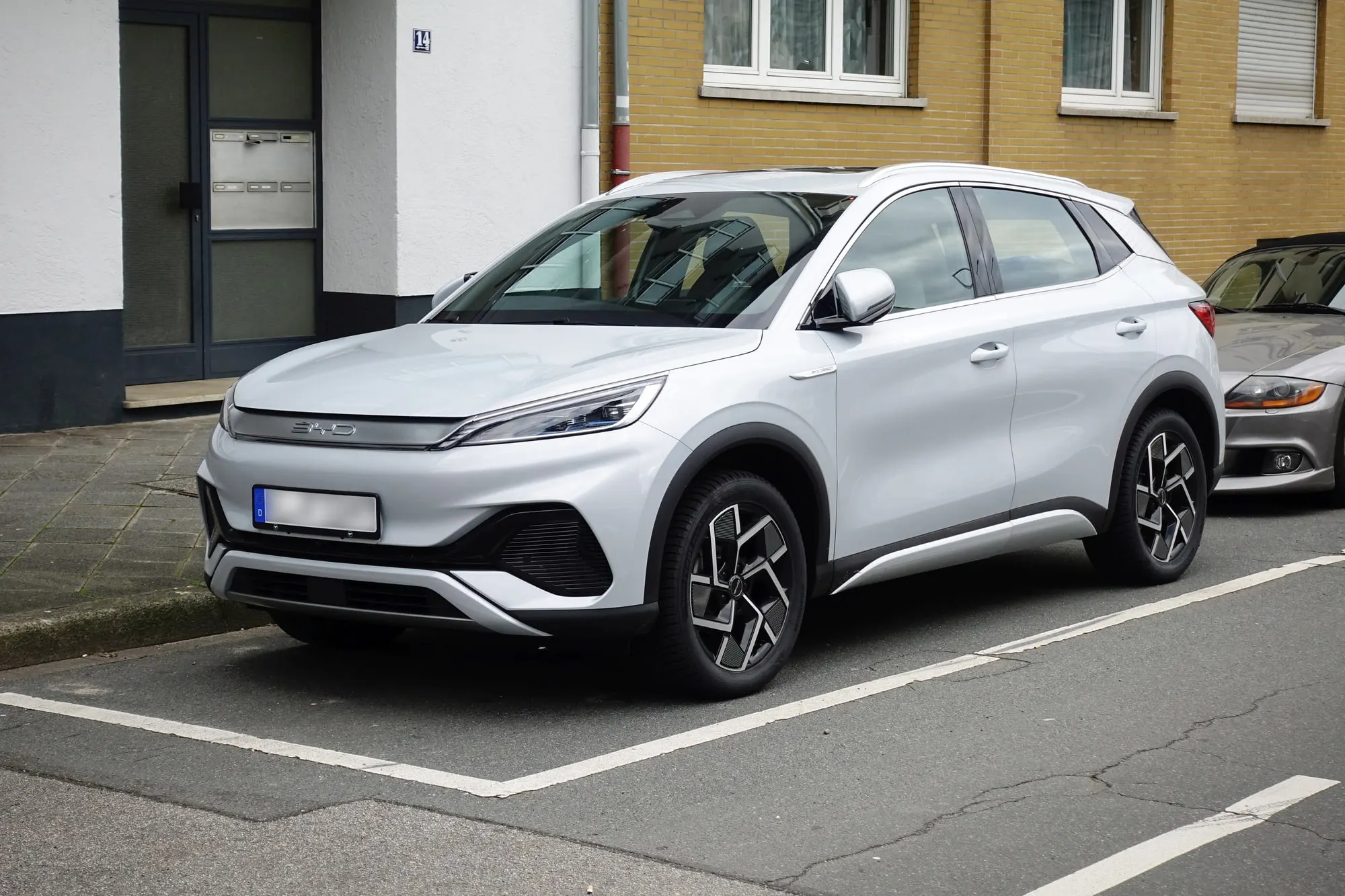 BYD Atto 3 in Weiß, schräge Frontansicht