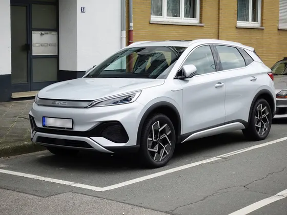 BYD Atto 3 in Weiß, schräge Frontansicht
