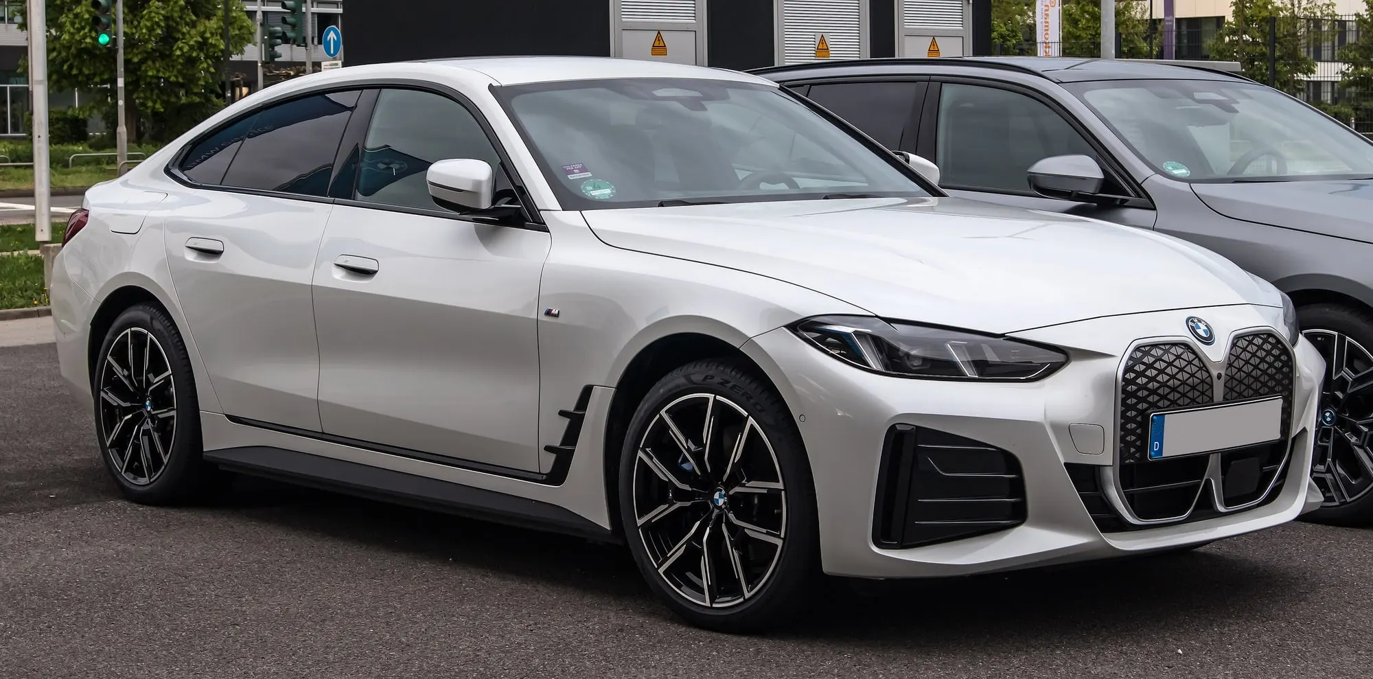 BMW i4 Gran Coupé (Facelift) in Weiß, schräge Frontansicht
