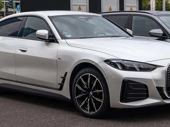 BMW i4 Gran Coupé (Facelift) in Weiß, schräge Frontansicht