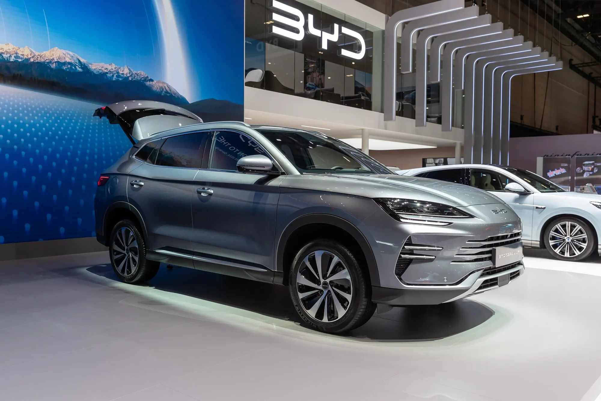 BYD Seal U DM-i in Grau mit geöffneter Heckklappe, schräge Frontansicht