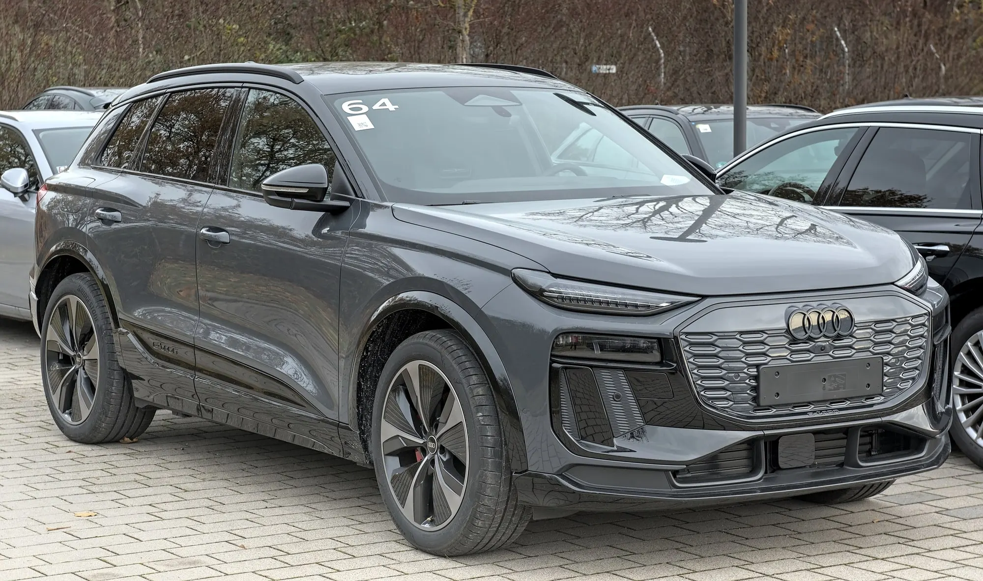 Audi Q6 e-tron in Dunkelgrau, schräge Frontansicht
