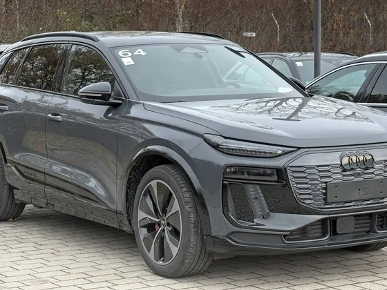 Audi Q6 e-tron in Dunkelgrau, schräge Frontansicht