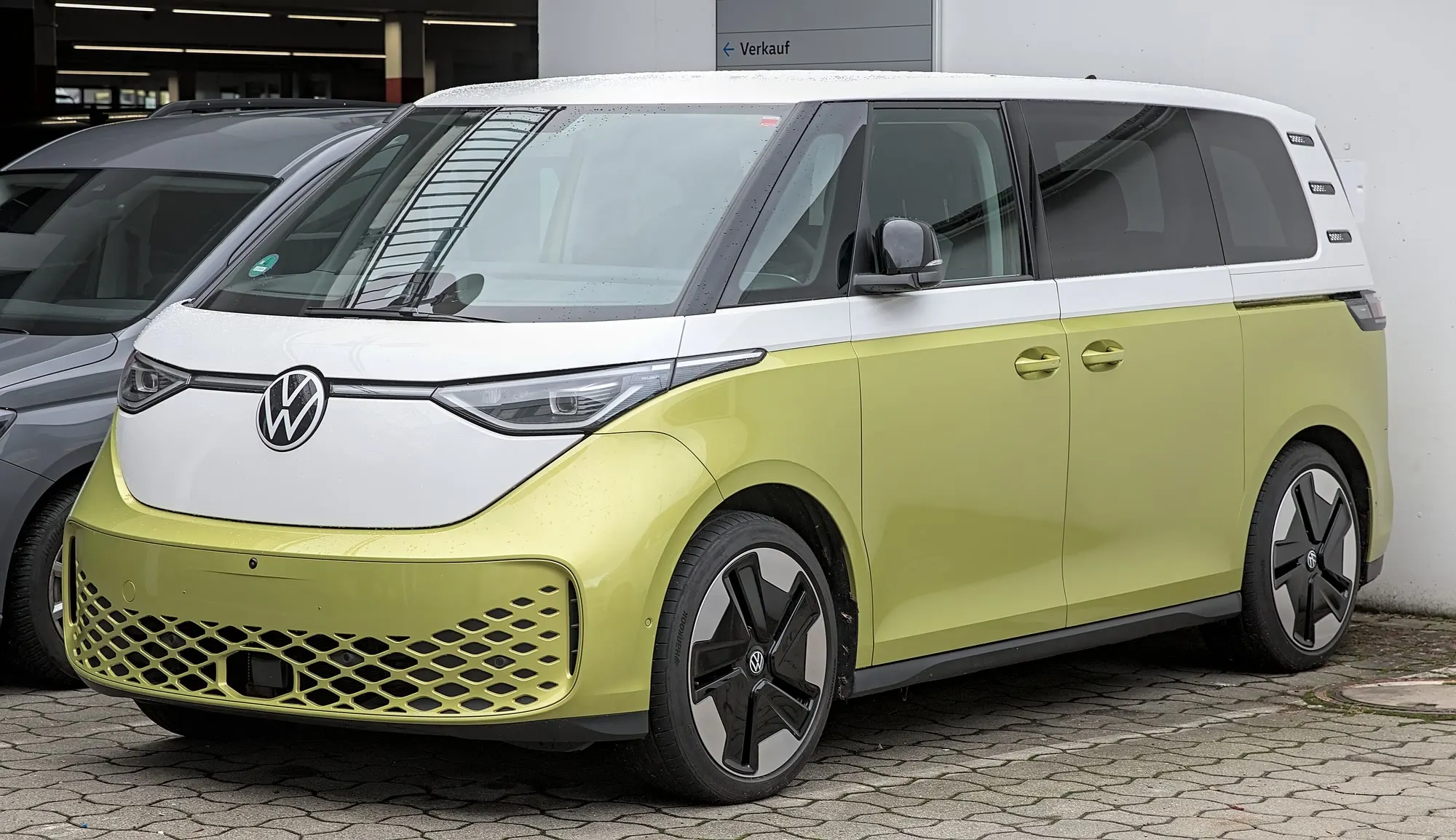 VW ID. Buzz in Gelb und Weiß, schräge Frontansicht