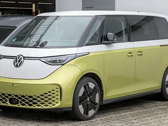 VW ID. Buzz in Gelb und Weiß, schräge Frontansicht
