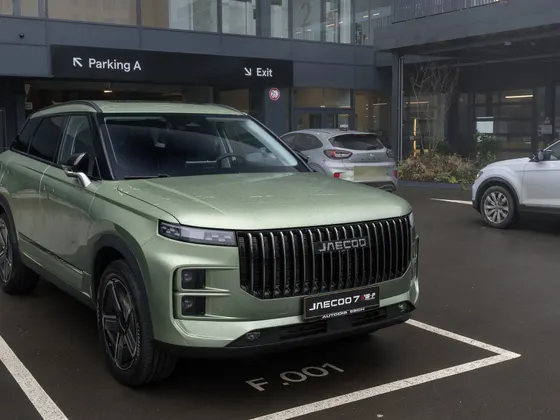 Jaecoo 7 Plug-in-Hybrid in Grün, schräge Frontansicht