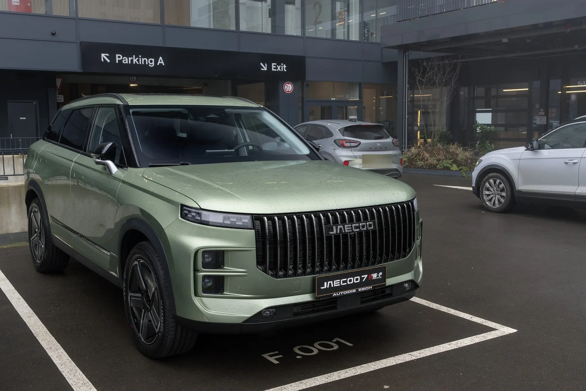 Jaecoo 7 Plug-in-Hybrid in Grün, schräge Frontansicht