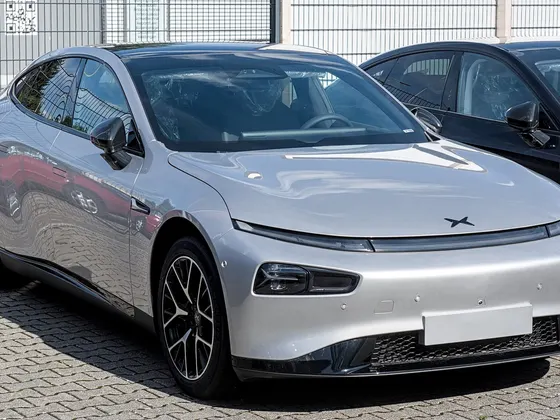 XPeng P7 in Silber, schräge Frontansicht