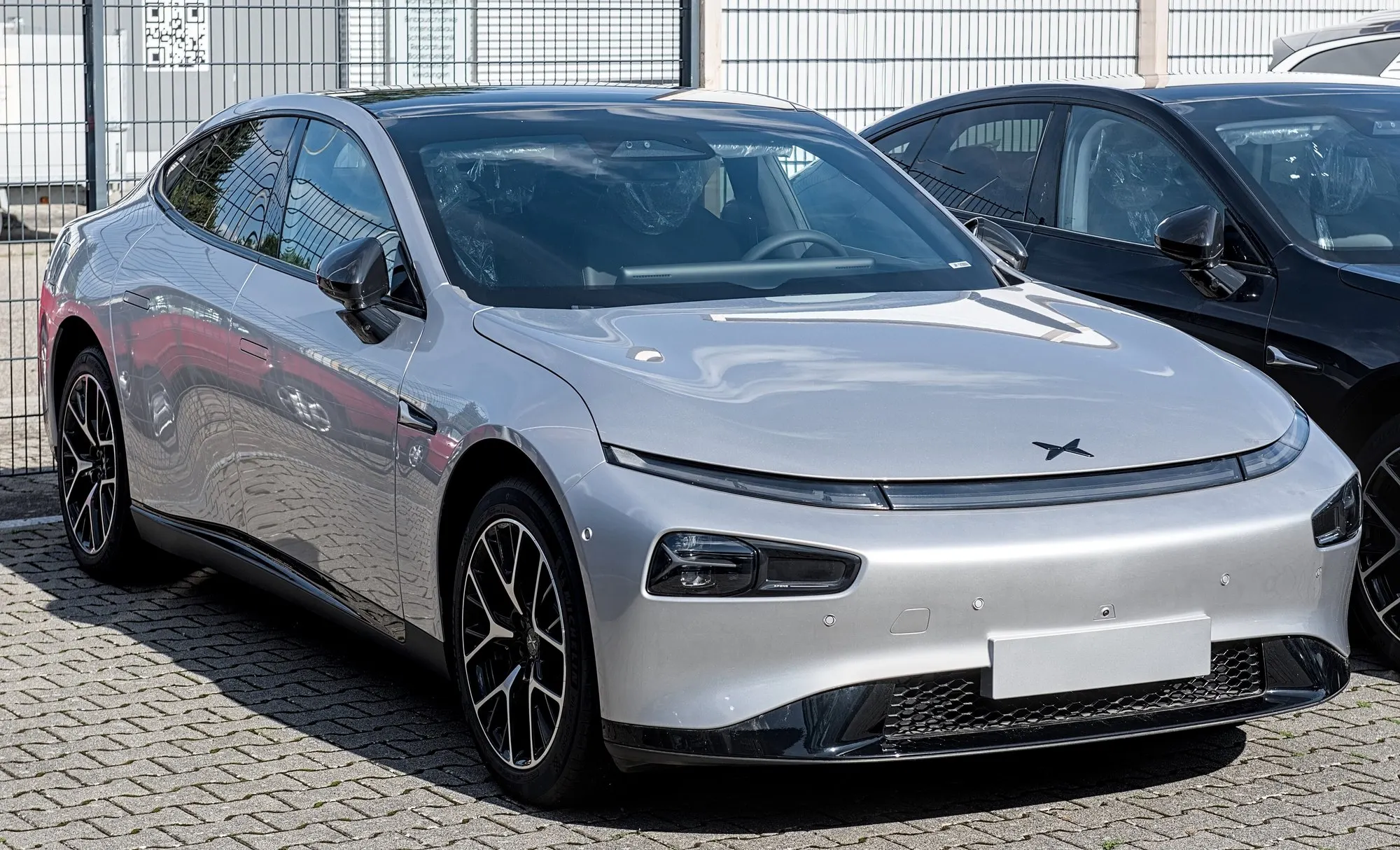 XPeng P7 in Silber, schräge Frontansicht
