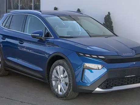 Škoda Elroq in Blau, schräge Frontansicht