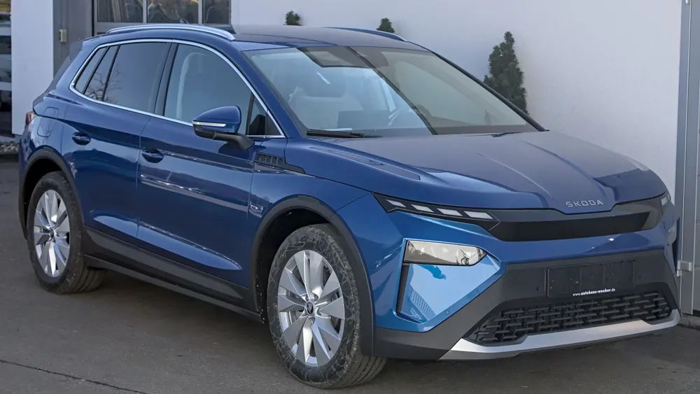 Škoda Elroq in Blau, schräge Frontansicht