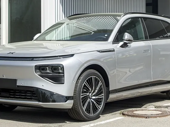 XPeng G9 in Silber mit Dachreling, schräge Frontansicht