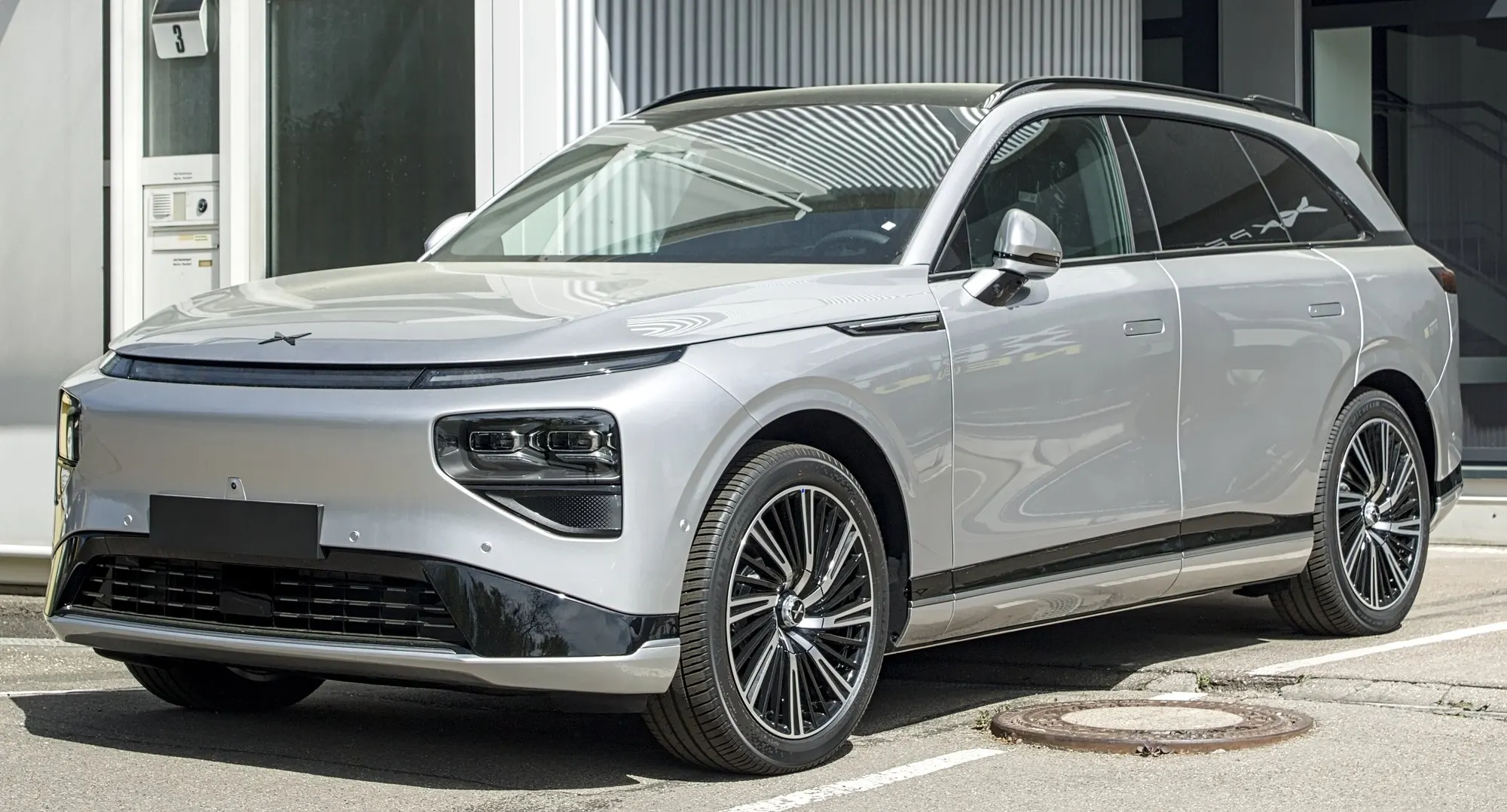XPeng G9 in Silber mit Dachreling, schräge Frontansicht