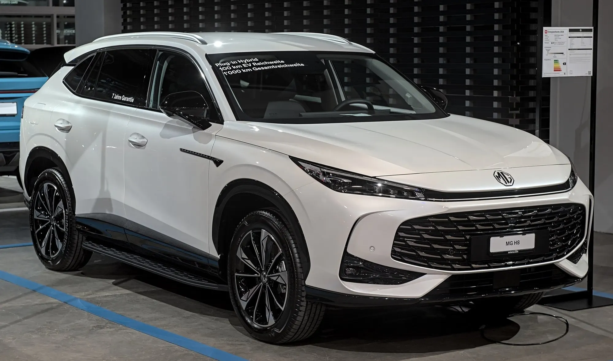 MG HS PHEV in Weiß, schräge Frontansicht