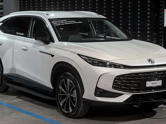 MG HS PHEV in Weiß, schräge Frontansicht